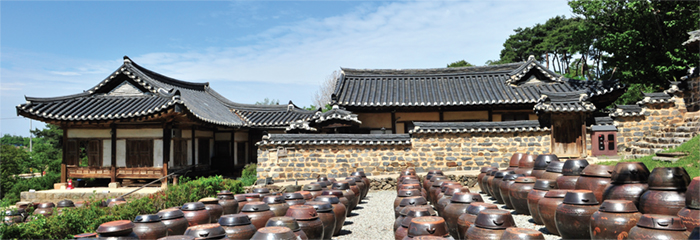 Hanok, casas tradicionales coreanas. La antigua casa de Yun Jeung, erudito confuciano del período de la última dinastía Joseon (1392-1910), situada en Nonsan, provincia de Chungcheongnam-do. También es llamada Myeongjae Gotaek.